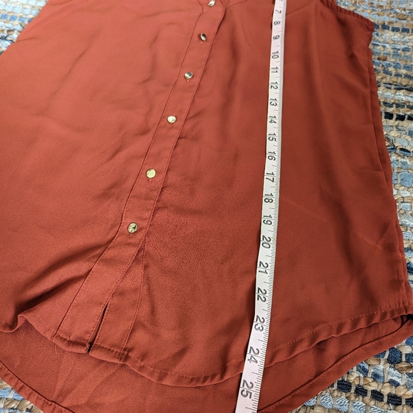 Rust Sleeveless Button Front Blouse Cami Top XS Lightweight Flowy Office Siren E - Picture 4 of 6